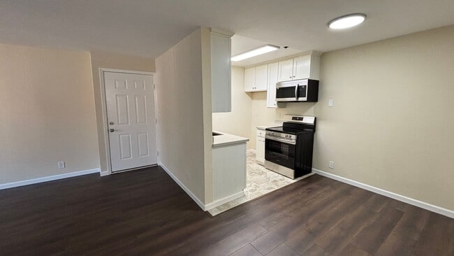 Building Photo - Renovated 2 Bedroom 1 Bath Condo w/ Balcony! -- Available Now !!!