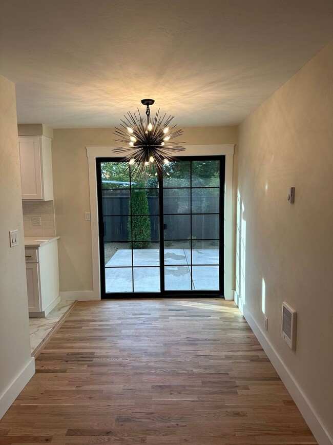 Building Photo - Luxury 2 bedroom 1 bath duplex in a great neighborhood!