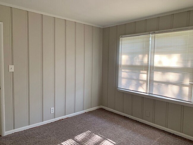 Building Photo - THREE BEDROOM/TWO BATH SPACIOUS RANCH - CO...
