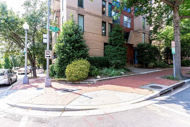 Building Photo - Beautiful One Bedroom in the Heart of Foggy Bottom| Water and Gas Included!