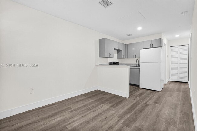 Building Photo - 1730 Acapulco Dr