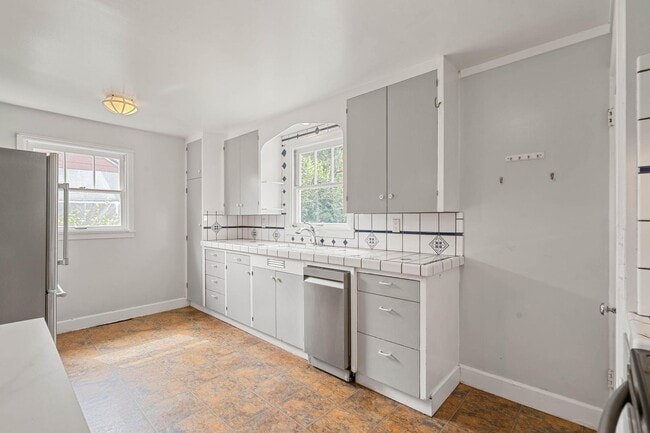 Building Photo - Amazing vintage 2-bdrm/2-bath Cully home—Giant garden, detached art studio, great location