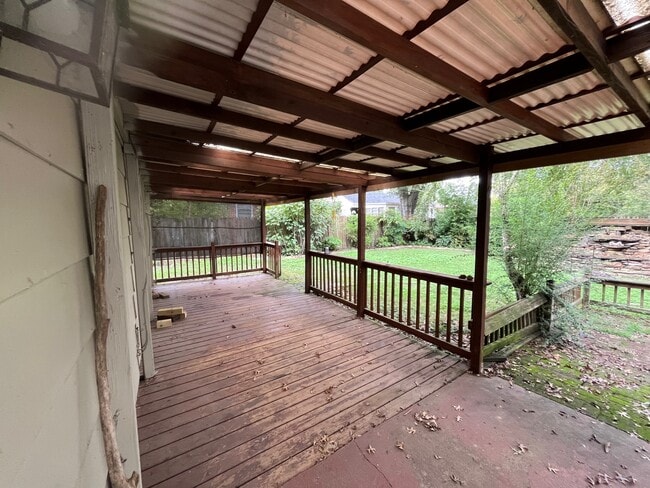 Building Photo - 228 E Circle Dr