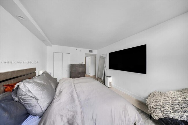 Building Photo - 1155 Brickell Bay Dr
