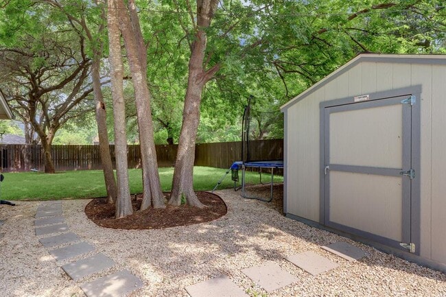 Building Photo - 2500 Pinewood Terrace