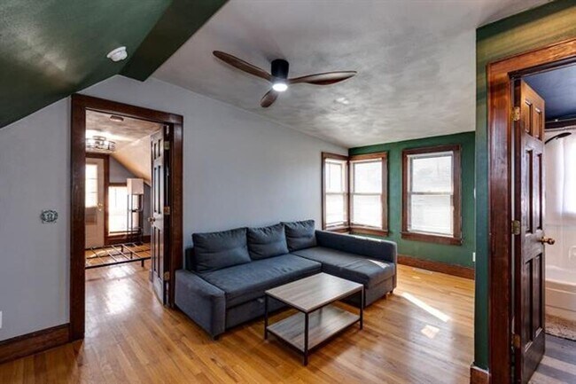Building Photo - 1332 E Dayton St