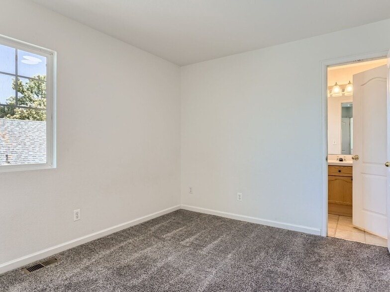 Building Photo - 20046 E Lasalle Dr