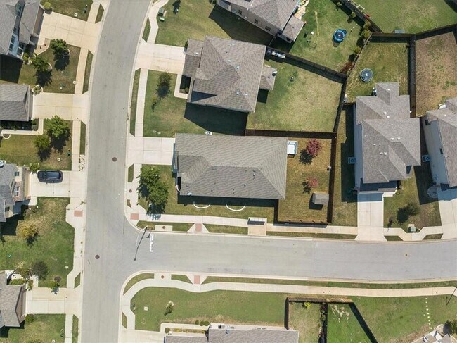 Building Photo - 519 Pinnacle Dr
