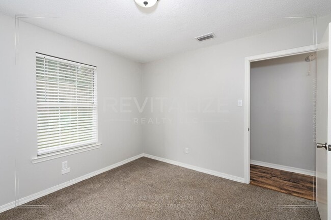 Building Photo - Alluring 3 Bed 2 Bath Home by Medal of Honor Park!