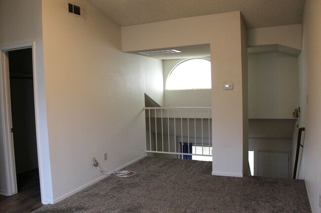 Building Photo - One Bedroom for Rent Southwest Bakersfield Gated Community