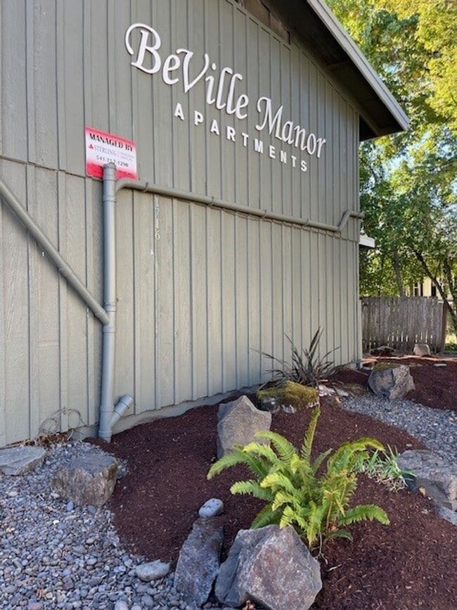 Building Photo - (248) 2 Bedroom Town Home w/ Private Yard ...