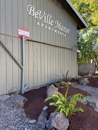 Building Photo - (248) 2 Bedroom Town Home w/ Private Yard ...