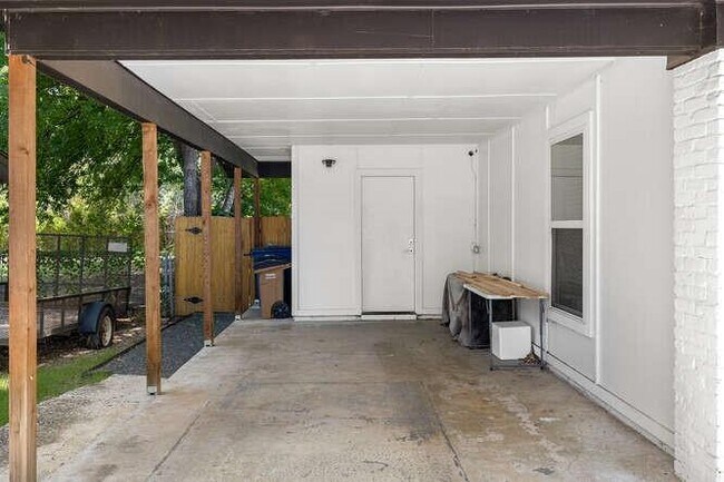 Building Photo - 1606 Sweetbriar Ave