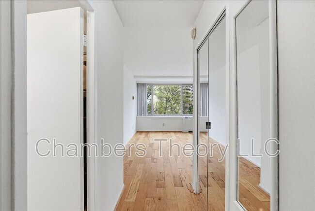 Building Photo - 1210 N Taft St