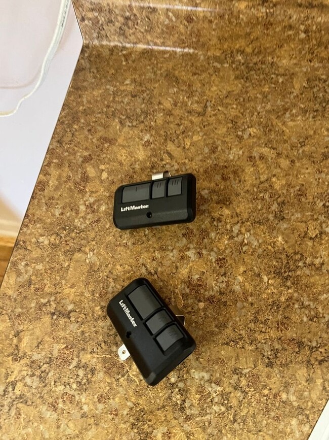 Building Photo - 3 Bed 2 Bath House with Attached 2 Car Garage & Trailer Parking