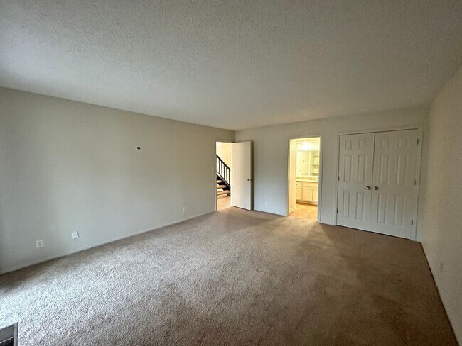 Building Photo - Gorgeous and spacious condo in a quiet and convenient location!
