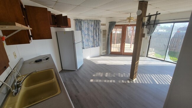 Building Photo - 805 Apple St