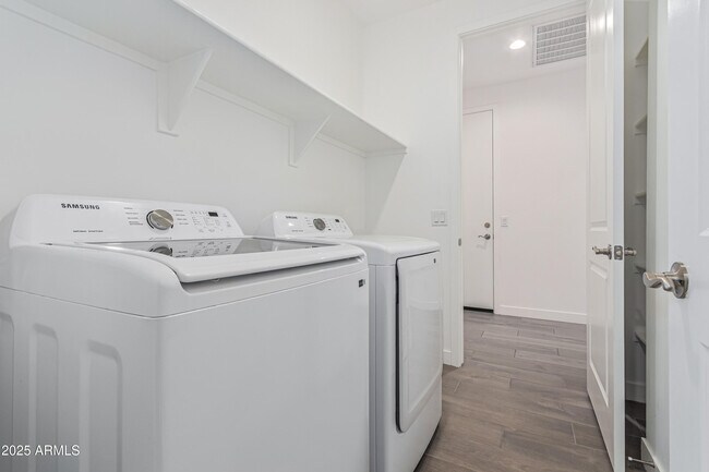 Building Photo - 305 E Leland Rd