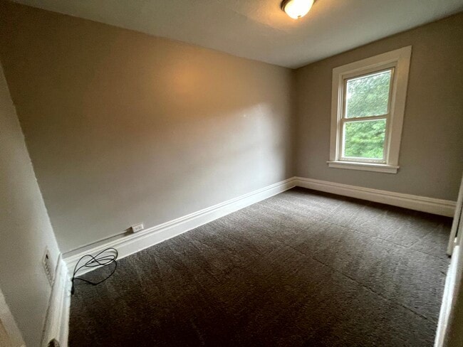 Building Photo - Lovely two bedroom, 1 bathroom Townhome on...