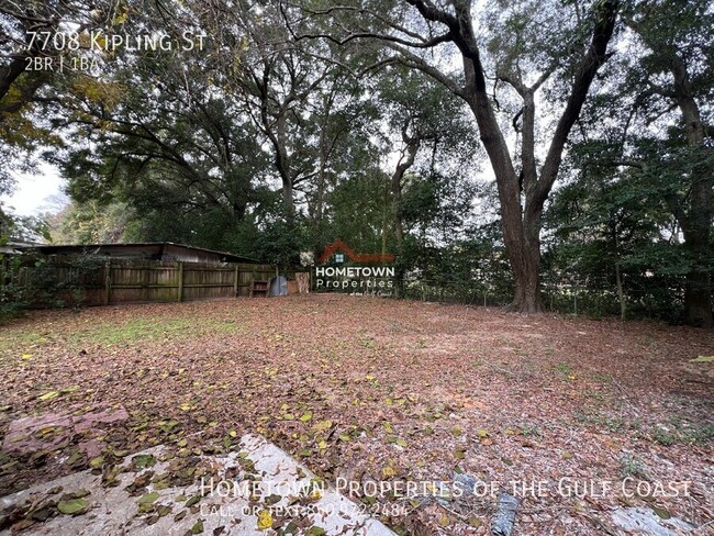 Building Photo - Charming 2-Bedroom Duplex in Pensacola