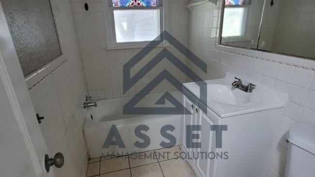 Building Photo - Cute 4 bedroom House