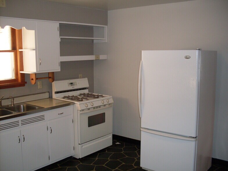 Kitchen, fridge and range included. Washer/dryer included - 507A N Division Ave