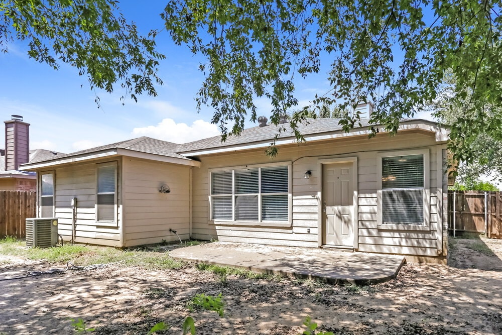 Building Photo - 1124 Sandalwood Dr