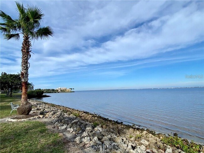 Building Photo - 1500 Park Beach Cir