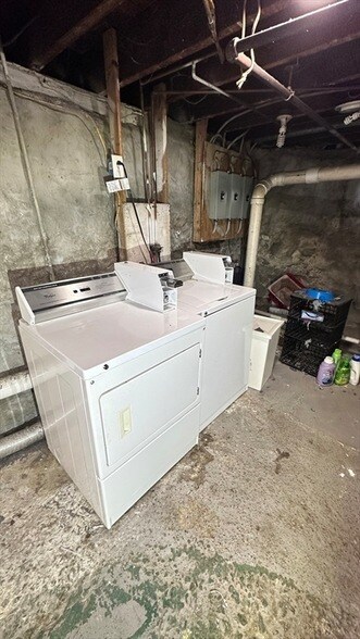 Building Photo - 76 Antwerp St