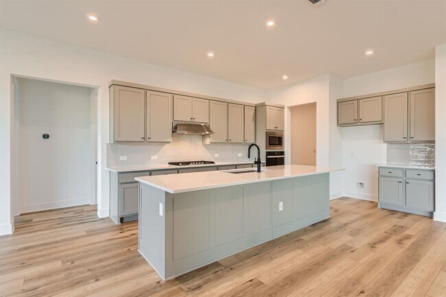 Building Photo - 300 Alava Wy