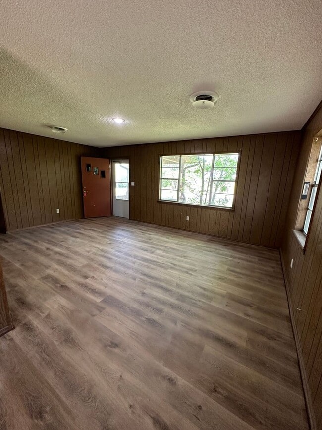 Building Photo - 4 BED 2 FULL BATH