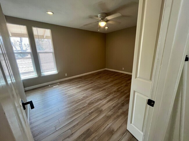 Building Photo - 5472 Roundtree Pl