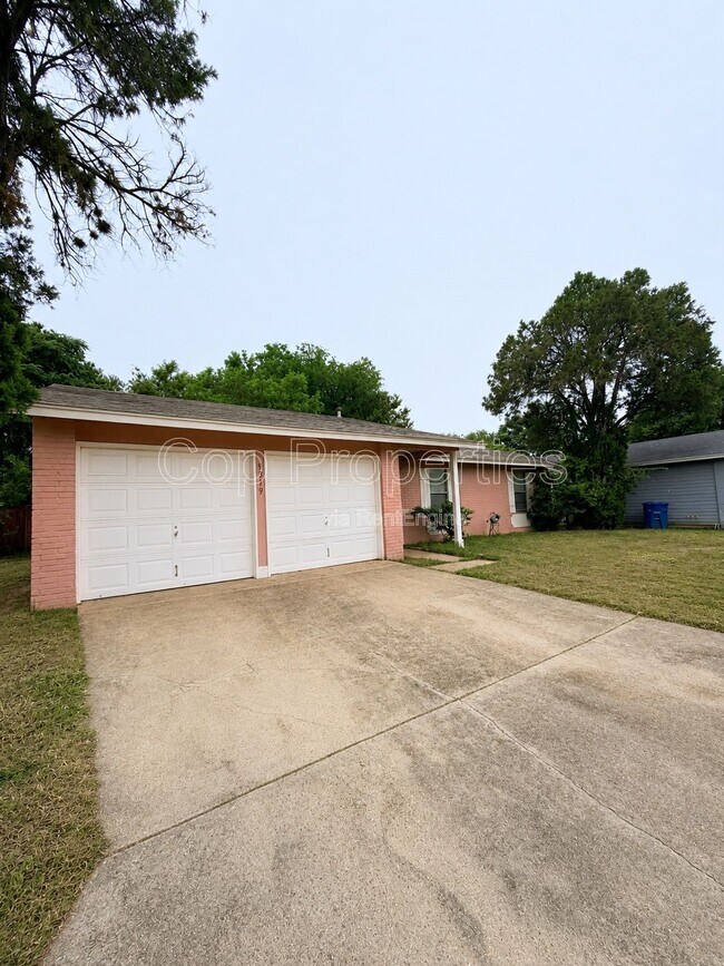 Building Photo - 9319 Cliff Point Dr