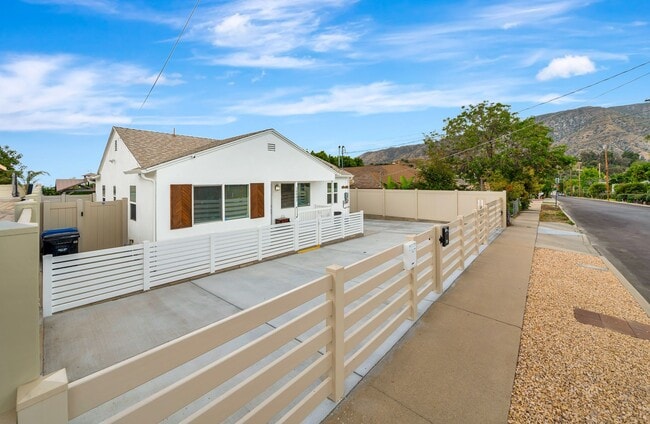 Building Photo - 10951 Whitegate Ave