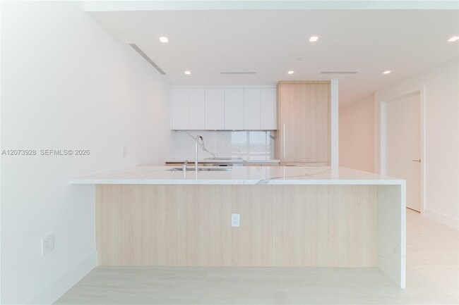 Building Photo - 2411 Laguna Cir