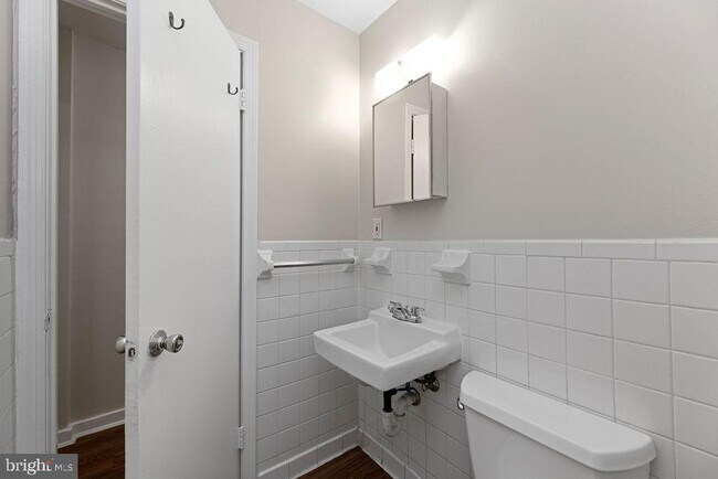 Building Photo - 2509 Cliffbourne Pl NW