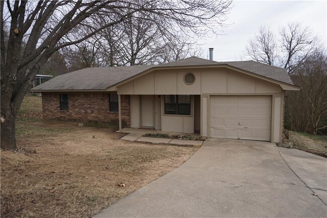 Building Photo - 3 BR, 1 BTH, 1 car garage, Total Electric