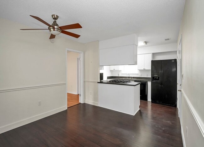 Building Photo - AVAILABLE 11/10... 3/2 with LARGE backyard!!