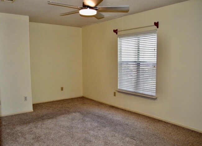 Building Photo - 514 Fair Oak Dr