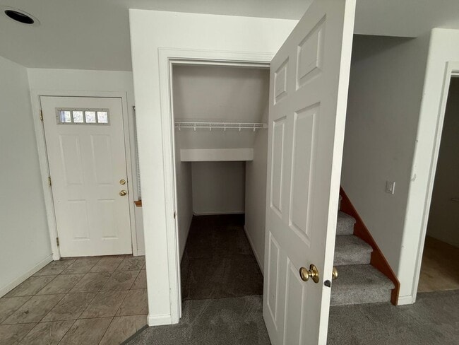 Building Photo - 2 Bed/2 Bath Apartment Located Near OSU/COCC Campus - Attached Garage