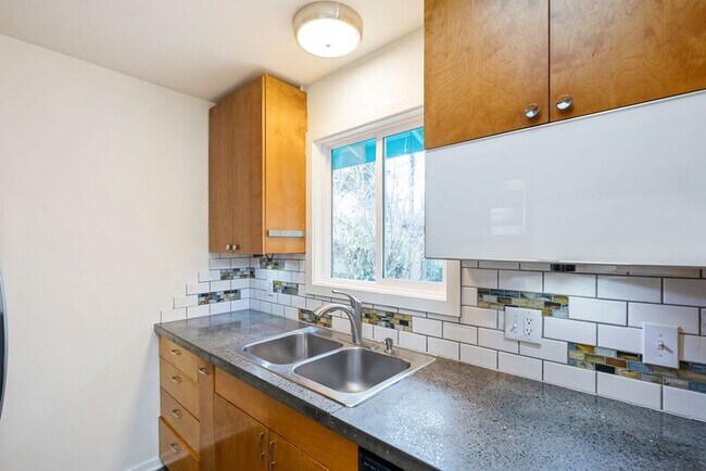 Building Photo - 8715 N Washburne Ave