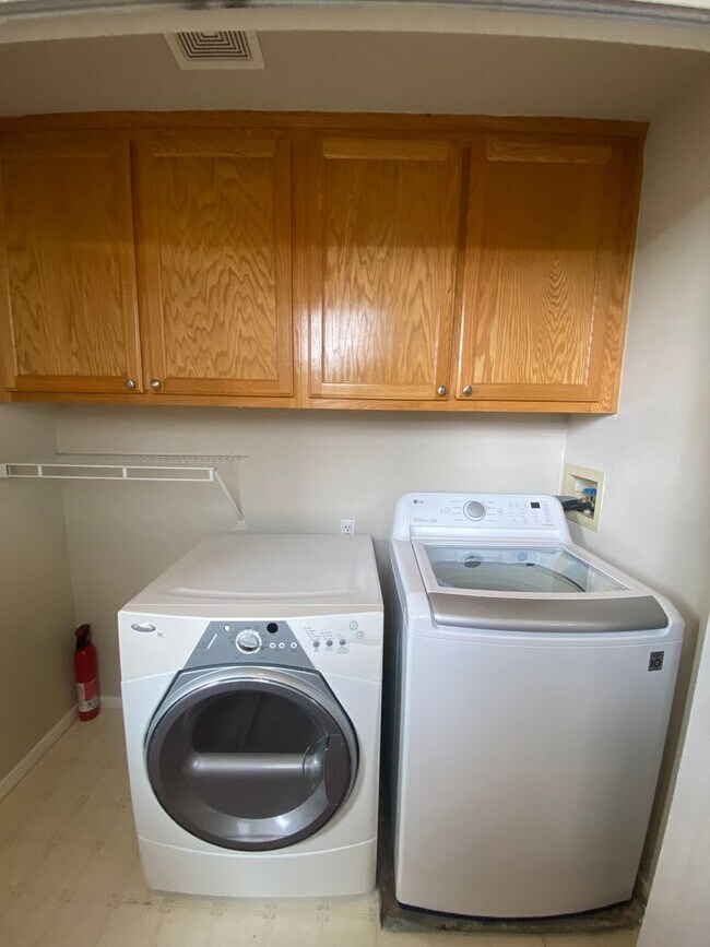 Building Photo - Low Deposit W/ Garage Parking & In Unit Laundry!