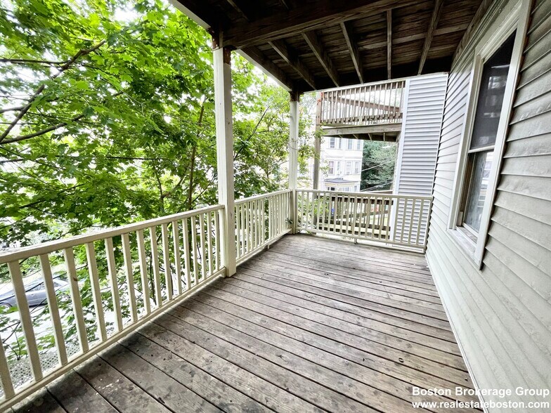 Building Photo - 7 Iroquois St