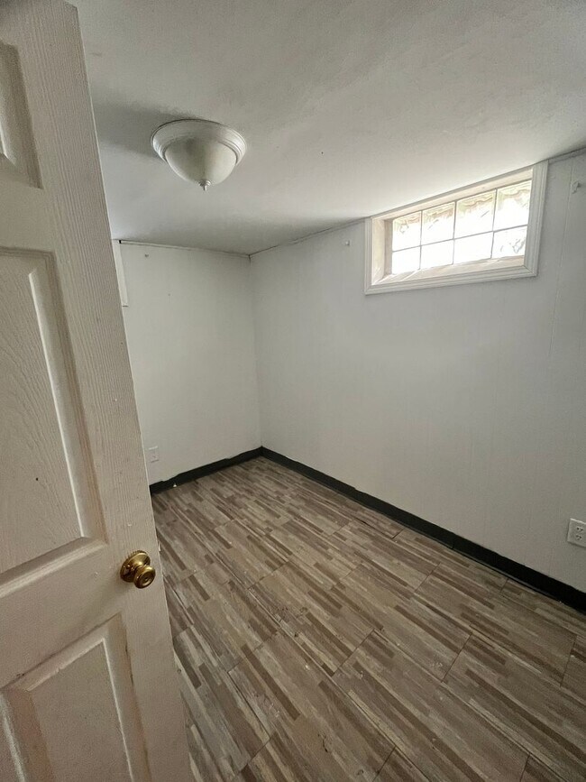 Building Photo - 3 Bedroom Home with 1.5 Bathrooms