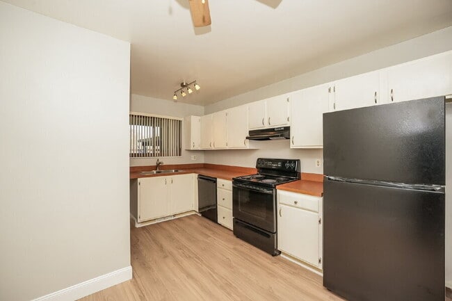 Building Photo - 9471 Madison Ln