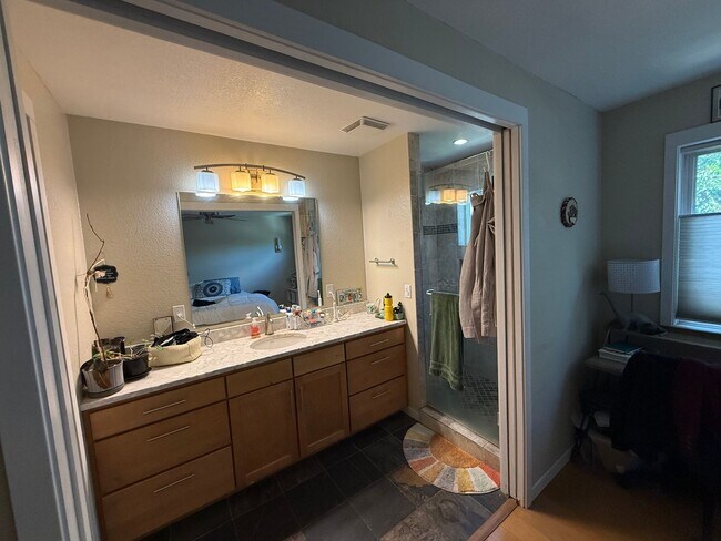Building Photo - 3 Bedrooms!! 3 Baths!!