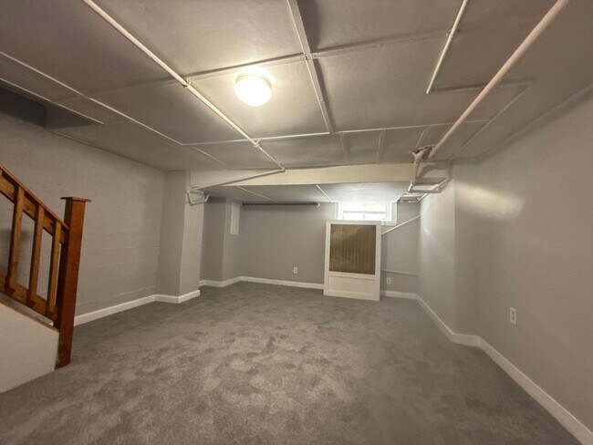 Building Photo - Three Bedroom Home In Baltimore