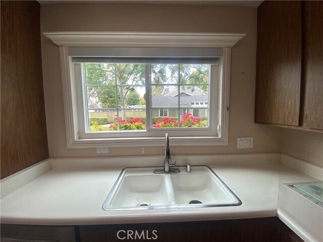 Building Photo - 73 Thicket