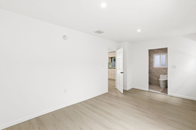 Building Photo - Beautiful modern 3 Bed + 2 Bath House