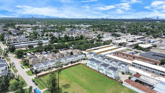 Building Photo - 1743 Cove Cres Ct
